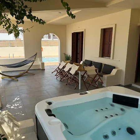 Amaryllis House דירה