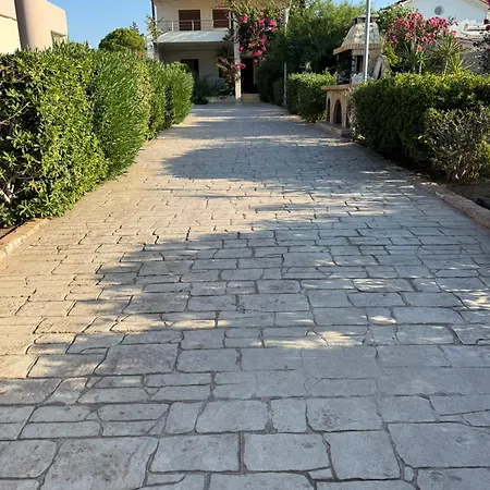 Amaryllis House 라도스